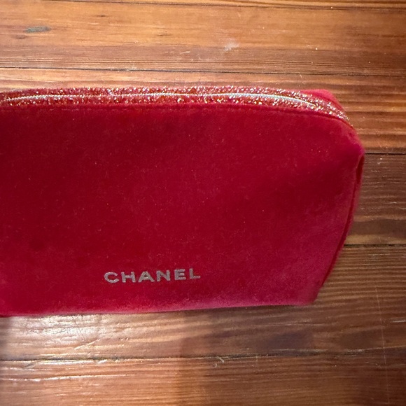 New Chanel Luxurious Red Velvet Cosmetic Case - Picture 3 of 4